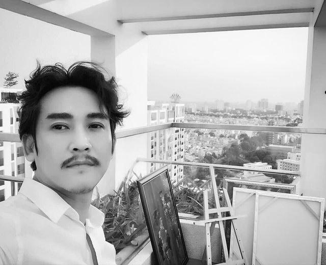 Hứa Vỹ Văn lạ lẫm, phong trần khi để râu cùng mái tóc rối: “Mấy bạn nam bọn mình ai cũng có những lúc thế này đúng không!?”.