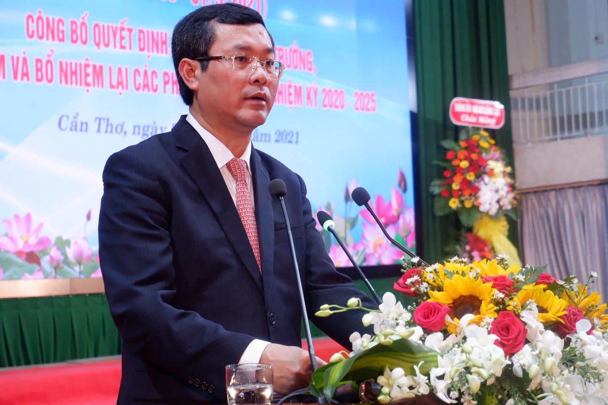 Thứ trưởng Bộ GD và ĐT Nguyễn Văn Phúc phát biểu chỉ đạo tại buổi lễ.