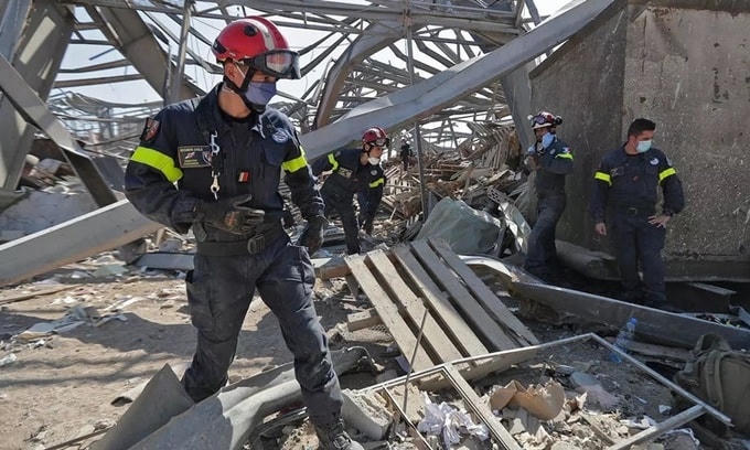 Các nhân viên cứu hộ Pháp tìm kiếm trong đống đổ nát tại cảng Beirut ngày 7/8. Ảnh: AFP.  