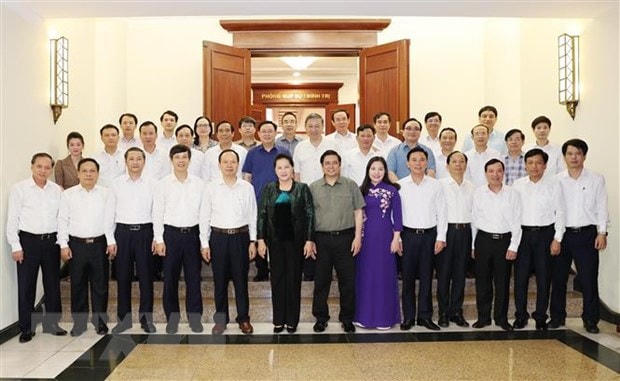 Chủ tịch Quốc hội Nguyễn Thị Kim Ngân, các Ủy viên Bộ Chính trị, Ban Bí thư và Ban Thường vụ tỉnh Thanh Hóa tại buổi làm việc. Ảnh: TTXVN.
