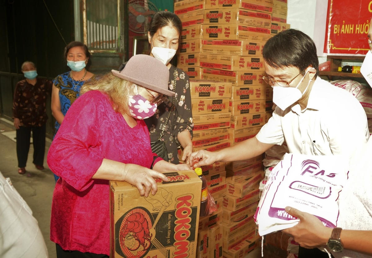 Ông Chu Tuấn Anh, Phó Chủ tịch Thường trưng Ủy ban MTTQ quận tặng quà hộ Công giáo có hoàn cảnh khó khăn trên địa bàn.