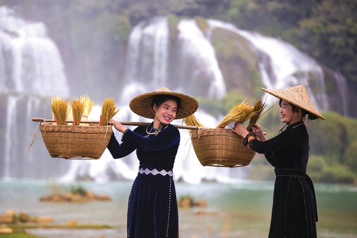 Bên thác Bản Giốc.
