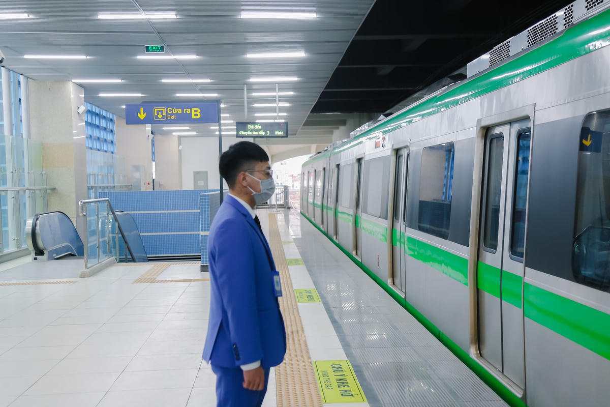Theo anh Nguyễn Đặng Dũng, Trưởng ga trực tại nhà ga Cát Linh cho biết: “Từ cuối giờ sáng, lượng hành khách tăng nhanh. Đa số hành khách đến và trải nghiệm tàu bằng vé lượt. Chúng tôi tăng cường công tác phòng chống dịch Covid-19 để người dân đi lại thuận lợi nhất. 100% khách đến ga đi tàu thực hiện khai báo y tế, đo nhiệt độ, sát khuẩn tay”.