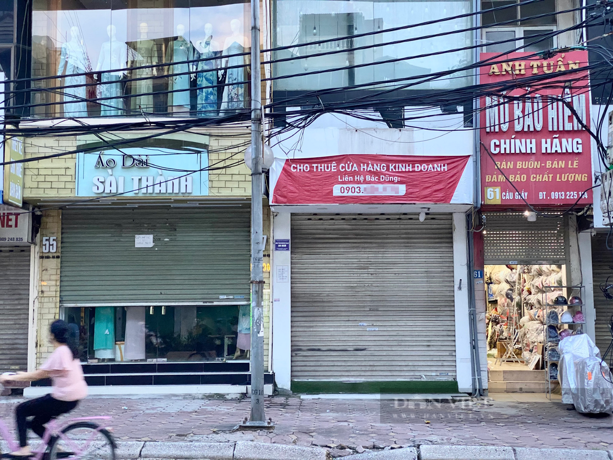 Tuy Hà Nội nới lỏng giãn cách nhưng các cửa hàng trên tuyến đường Cầu Giấy vẫn treo la liệt biển cho thuê mặt bằng