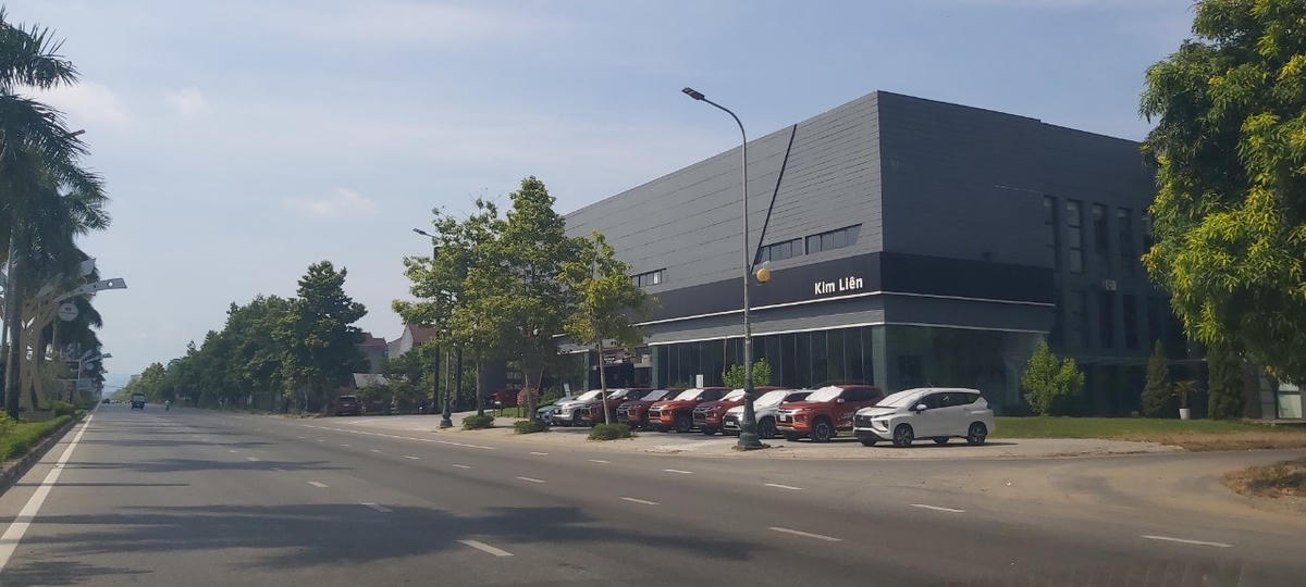 Mặc dù được quy hoạch là khu siêu thị rau củ quả, nhưng hiện nay khu vực này mọc lên showroom ô tô.