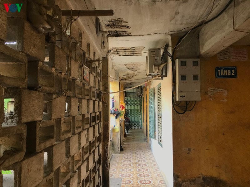 Người dân cho biết, năm 2017, thành phố Hà Nội có chủ trường ra soát quy hoạch, công ty Xuân Mai vào xin đầu tư xây dựng mới. Lãnh đạo phường, quận làm thủ tục hành chính chu đáo, họp với dân 2 lần đưa ra những dự thảo xây dựng và cơ chế đền bù. Tuy nhiên, trong quá trình thực hiện, có rất nhiều vướng mắc.