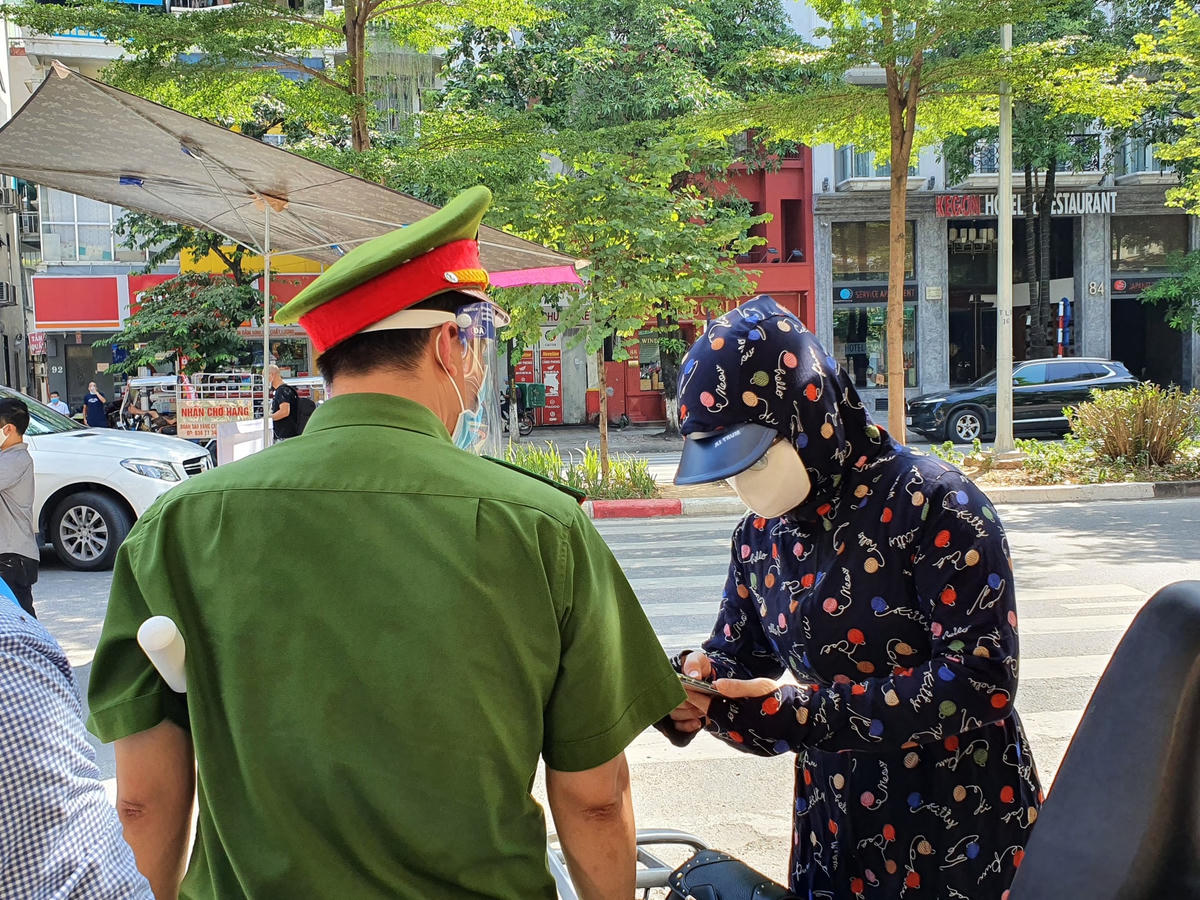 Một trường hợp ra đường không có lí do đang được lực lượng chức năng nhắc nhở.