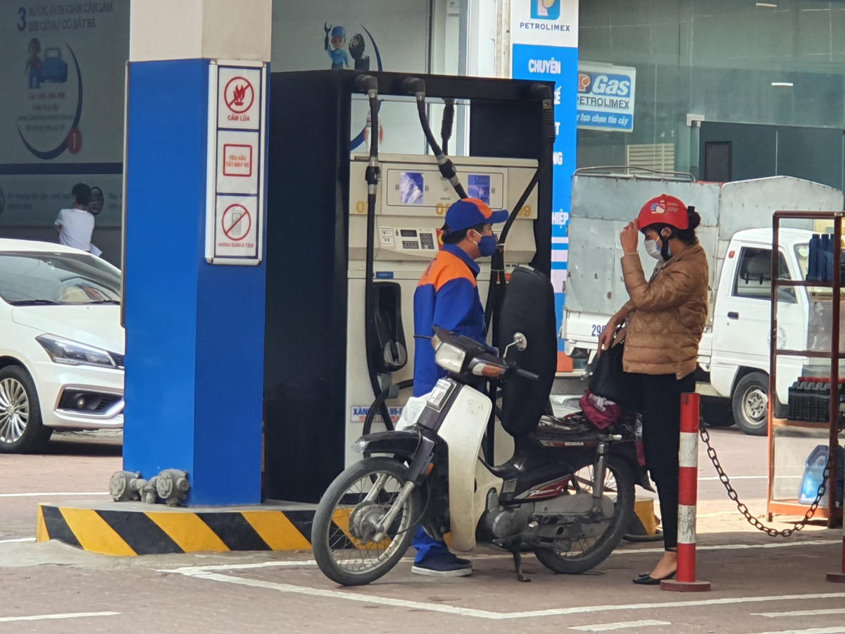 Trước diễn biến của thị trường xăng dầu thế giới tăng mạnh trong những ngày qua, hôm nay (26/10) là ngày Liên Bộ Tài chính - Công Thương điều chỉnh giá xăng dầu.