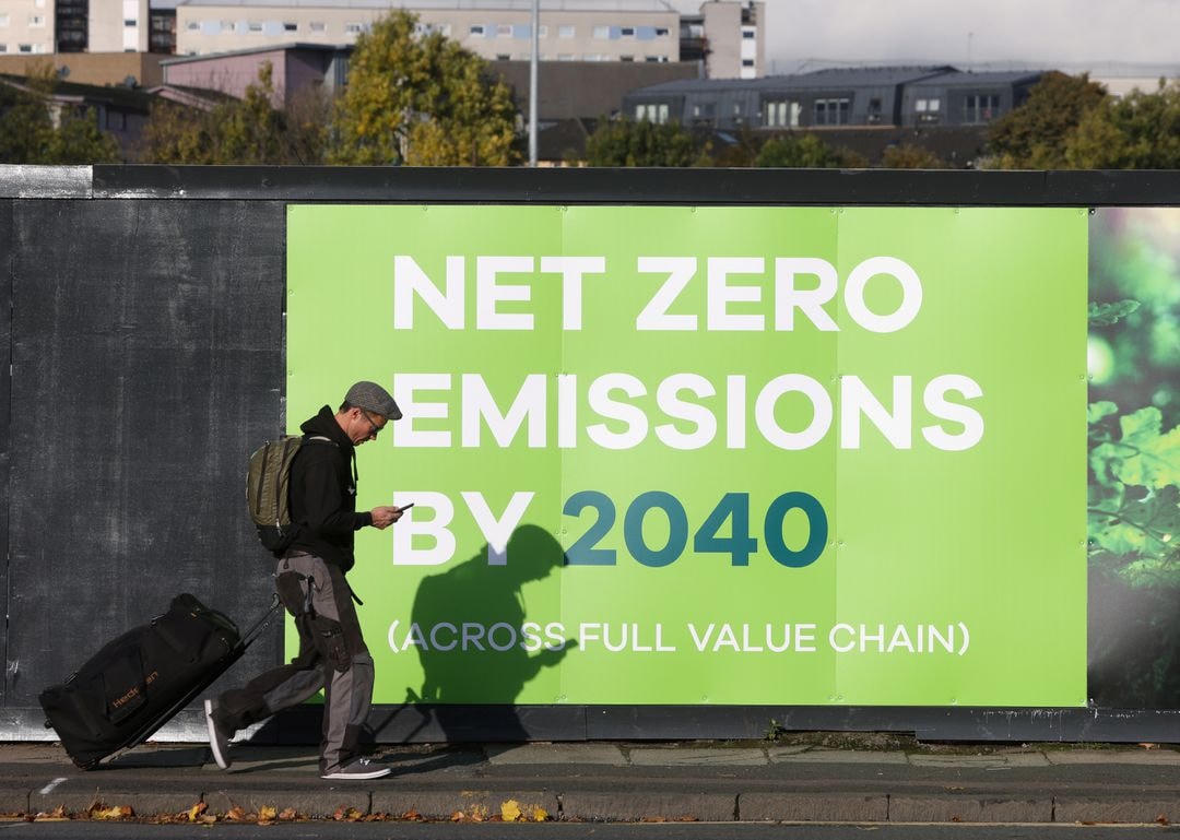Tấm biển tuyên truyền về “Net Zero” – một trong những mục tiêu của Hội nghị thượng đỉnh về khí hậu của Liên Hợp Quốc tại Glasgow, Scotland. Ảnh: Reuters.