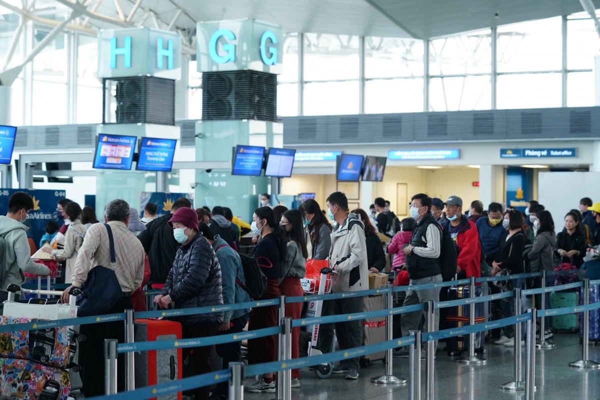 Để chuẩn cho nhu cầu đi lại của người dân trong dịp nghỉ Tết và phòng tránh Covid-19, bắt buộc mọi người phải đeo khẩu trang tại nơi công cộng, ai không có khẩu trang sẽ không được vào sân bay, nhà ga, bến tàu…  