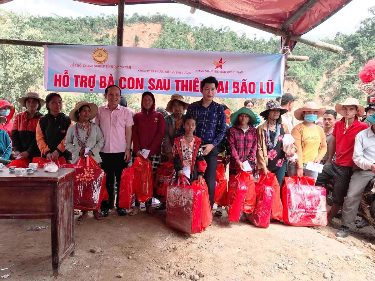 Lãnh đạo HHDN Quảng Nam cùng các doanh nhân đã chia sẻ khó khăn với bà con xã Phước Thành.