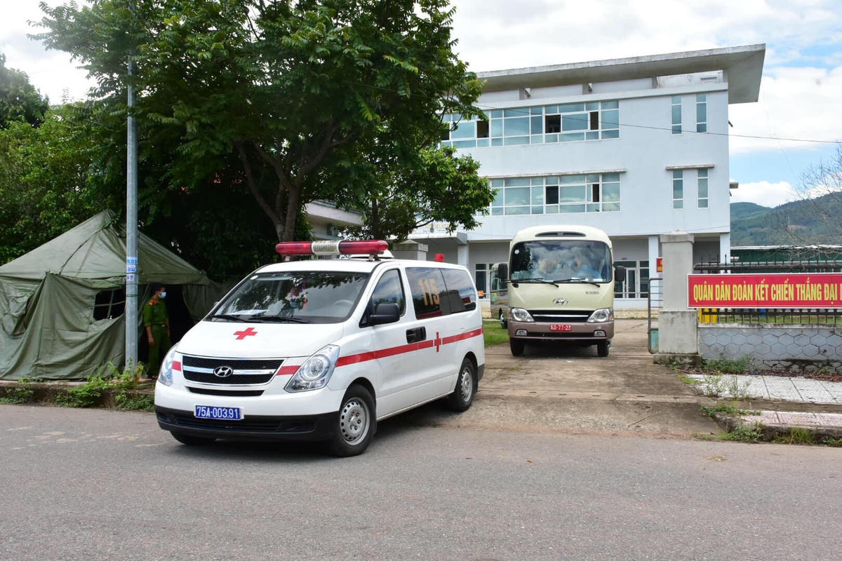 Đoàn xe chở 20 công dân Thừa Thiên - Huế rời khu cách ly tại thị trấn Lao Bảo (huyện Hướng Hoá) về địa phương. Ảnh: Ngọc Minh.
