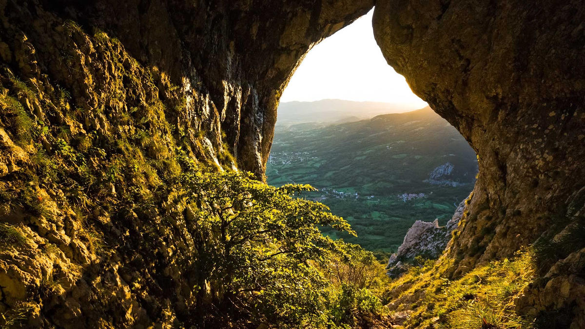 Cửa sổ Tự nhiên Otlica ở Cao nguyên rừng Trnovo, thung lũng Vipava, Slovenia. Ảnh: Vipavska.