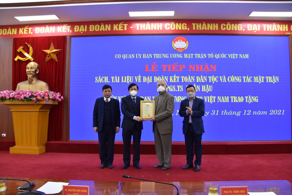 Phó Chủ tịch Nguyễn Hữu Dũng trao thư cảm ơn những đóng góp của PGS.TS Trần Hậu.