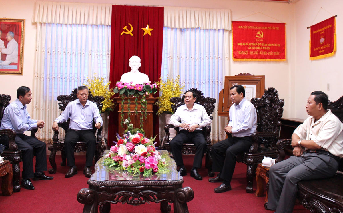 Chủ tịch Trần Thanh Mẫn phát biểu chỉ đạo tại buổi làm việc.