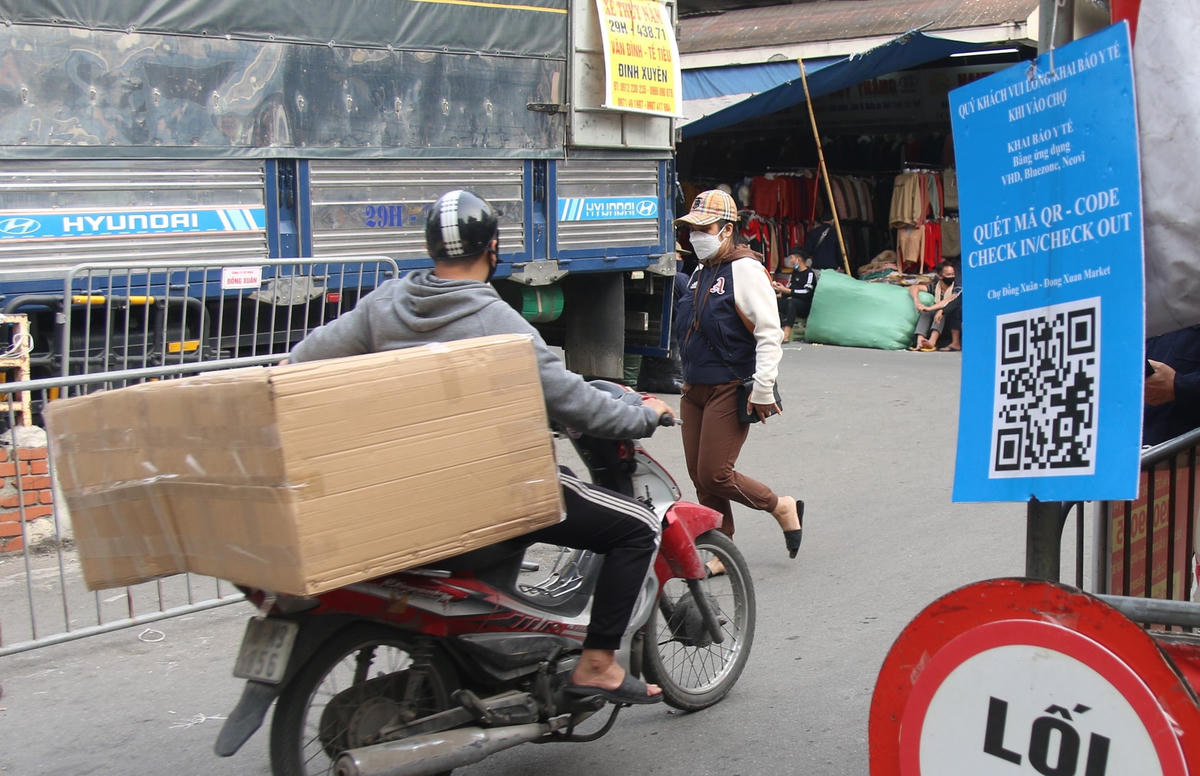 Một số người đến chợ đã khai báo từ sáng nhưng việc ra vào của họ thường xuyên có thể gây khó dễ cho việc kiểm soát hay truy vết dịch bệnh