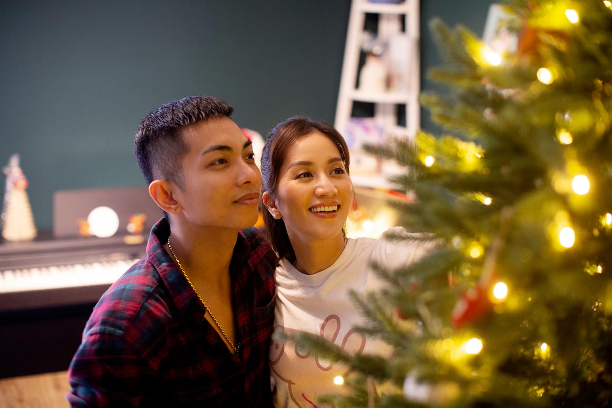 Hiện nay Khánh Thi đã dần lui về hậu phương để làm “bệ đỡ” cho chồng toả sáng trong sự nghiệp.