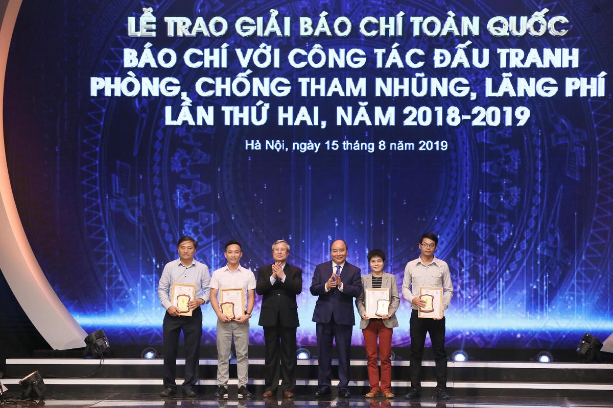 Thủ tướng Chính phủ Nguyễn Xuân Phúc, Thường trực Ban Bí thư Trần Quốc Vượng trao giải báo chí đấu tranh phòng chống tham nhũng cho các tác giả đoạt giải.