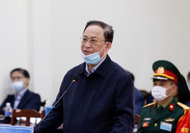 Ông Nguyễn Văn Hiến phải hầu tòa tại trụ sở Tòa án Quân sự Thủ đô Hà Nội, Tòa án Quân sự Trung ương, hồi cuối năm 2020, liên quan đến sai phạm tại 3 khu "đất vàng" của Bộ Quốc phòng tại đường Tôn Đức Thắng (quận 1, TP HCM). Nguồn: Dân Trí.