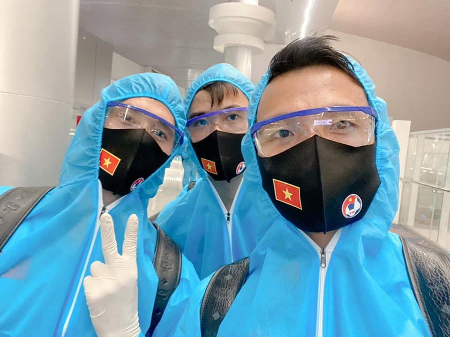 Các cầu thủ tranh thủ "tự sướng" để thông báo với gia đình ở quê nhà đã sang UAE an toàn.