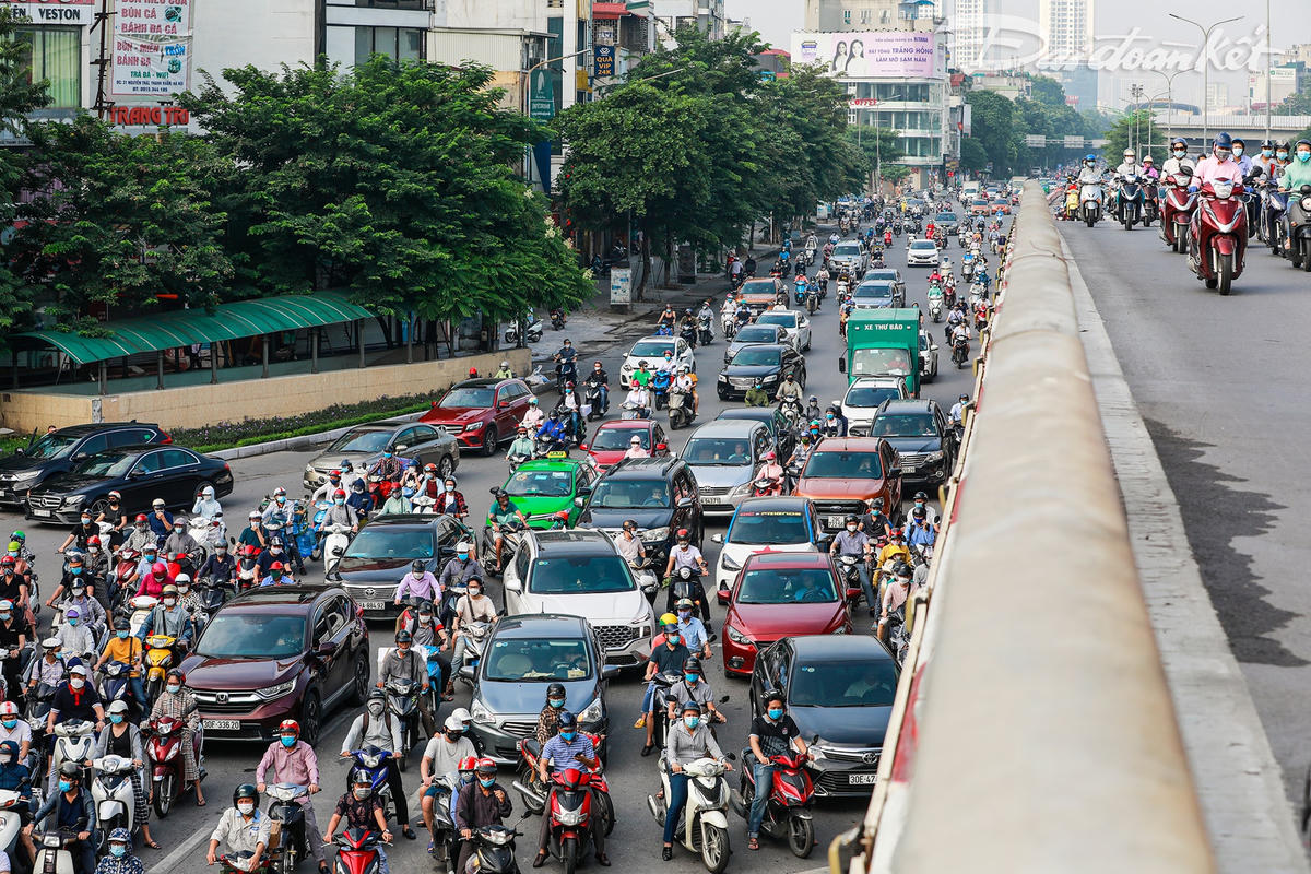 Đã từ lâu rồi, đến hôm nay mới được nghe thấy tiếng còi xe và ồn ào, náo nhiệt nơi phố phường Hà Nội.