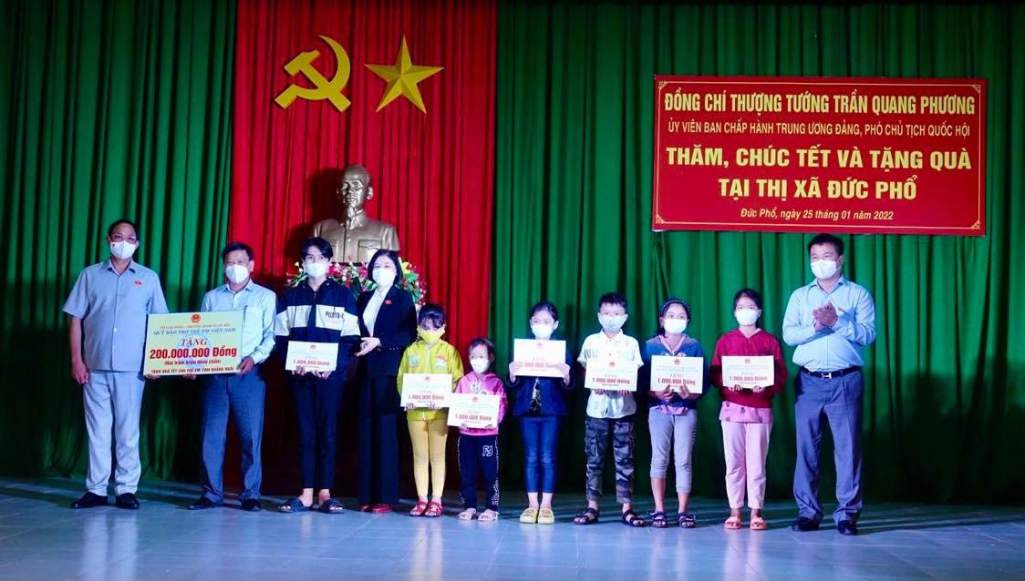Đoàn công tác Quốc hội tặng quà Tết cho trẻ em nghèo ở Quảng Ngãi. 