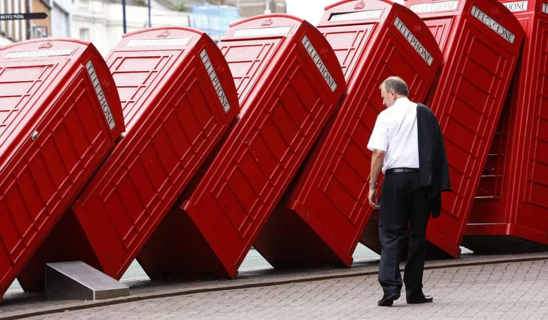 Tác phẩm nghệ thuật đáng kinh ngạc của David Mach có tên "Out of Order" được làm từ các hộp điện thoại nghiêng ở London (Anh).