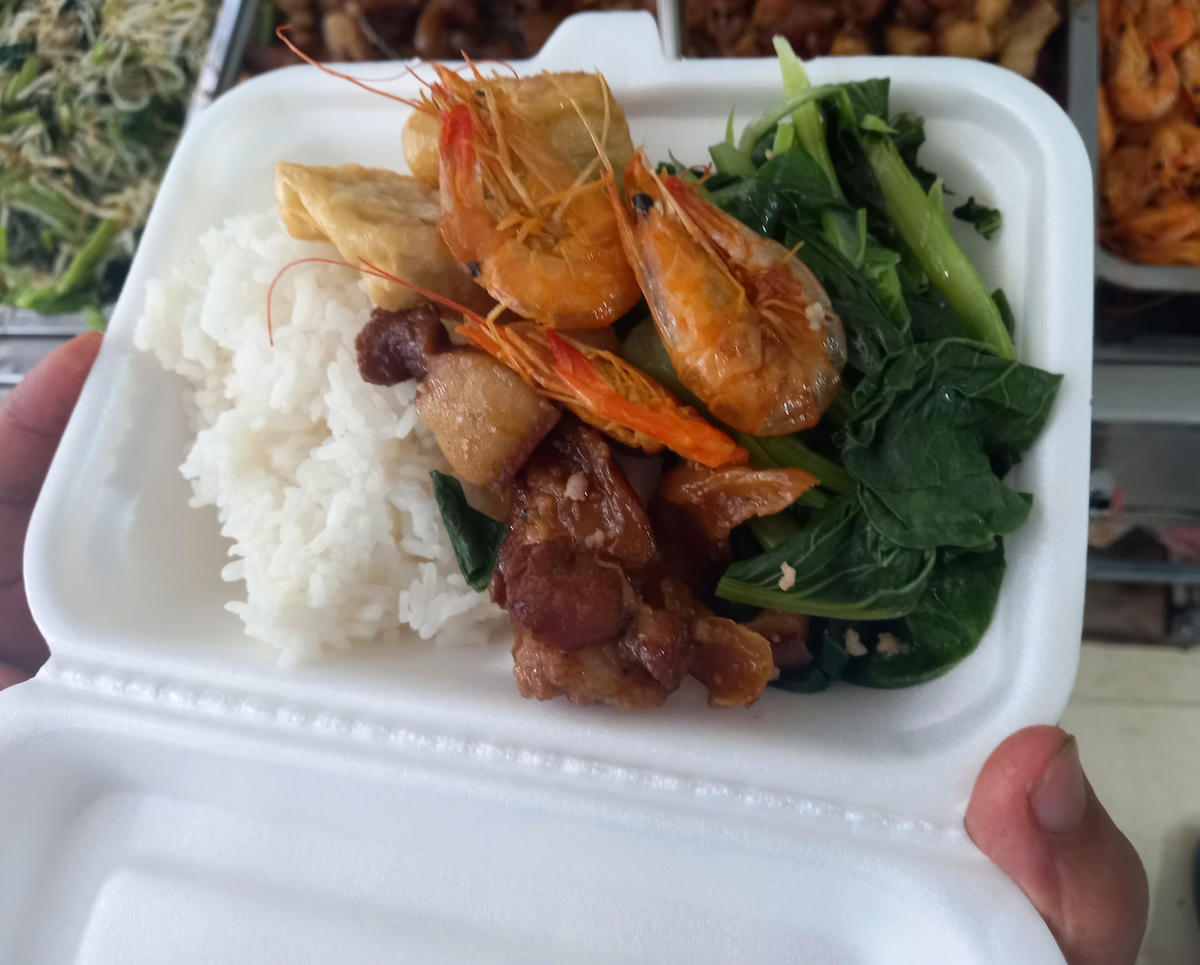 Mỗi suất cơm có đầy đủ chất dinh dưỡng, được thay đổi hàng ngày.