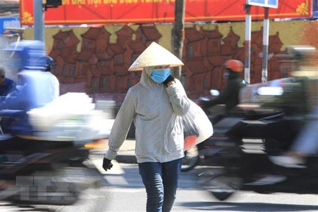 Người lao động Thủ đô vất vả với nắng nóng gay gắt. (Ảnh: TTXVN).