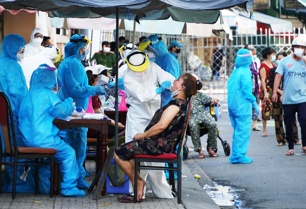 Cần Thơ nhanh chóng test và tiêm vaccine cho người dân. 