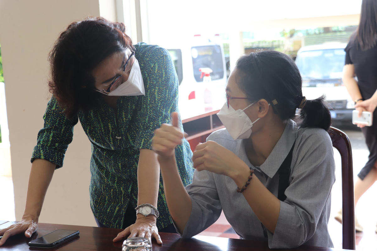 Chủ tịch Ủy ban MTTQ Việt Nam Thành phố Tô Thị Bích Châu động viên một tình nguyện viên trước khi lên đường tham gia công tác phòng, chống dịch.