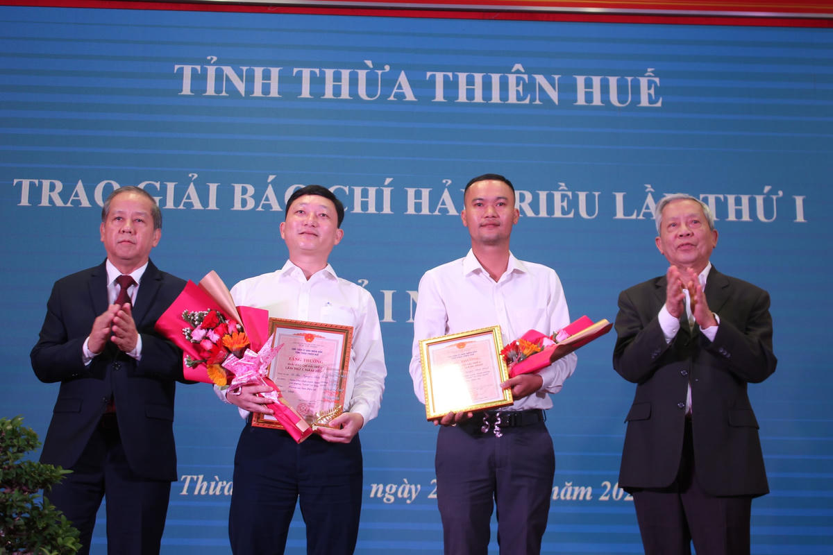 Nhà thơ Nguyễn Khoa Điềm, nguyên Ủy viên Bộ Chính trị, nguyên Bí thư Trương ương Đảng, nguyên Trưởng ban Tư tưởng Văn hóa Trung ương và Chủ tịch UBND Thừa Thiên - Huế Phan Ngọc Thọ trao giải Nhất cho nhóm tác giả.