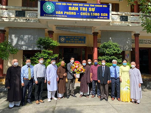 Mặt trận tỉnh Khánh Hòa, tặng hoa chúc mừng Ban Trị sự phật giáo Việt Nam tỉnh. 