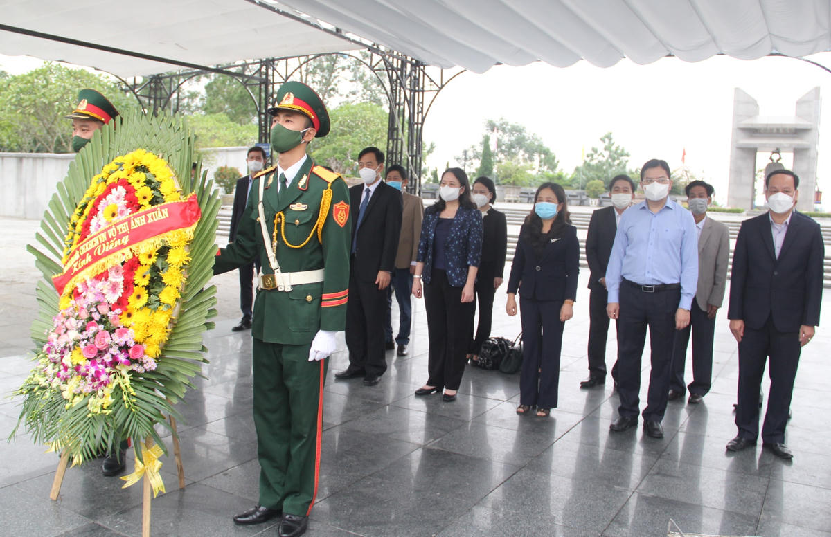 Phó Chủ tịch nước Võ Thị Ánh Xuân cùng đoàn công tác đã đặt vòng hoa, dâng hương tại Nghĩa trang liệt sĩ Quốc gia Đường 9.