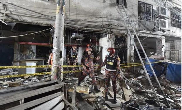 Lực lượng cứu hộ cứu hỏa kiểm tra hiện trường sau vụ nổ nghi do khí gas ở Bangladesh. (Nguồn: ndtv.com).