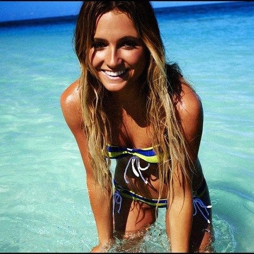 Bên cạnh sự nghiệp lướt sóng, Alana Blanchard còn là một người mẫu thời trang nổi bật với thân hình "chuẩn không cần chỉnh".