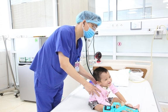 Cứu bé 3 tuổi nguy kịch do biến chứng bệnh tay chân miệng