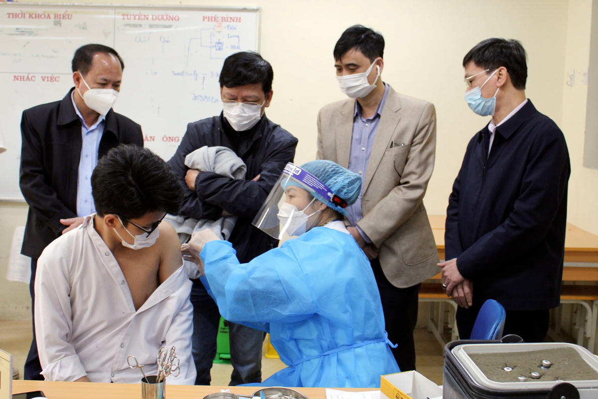 Lãnh đạo Sở Y tế Hà Nội cùng đoàn công tác kiểm tra việc tiêm vaccine cho học sinh tại Trường THPT Phan Huy Chú.
