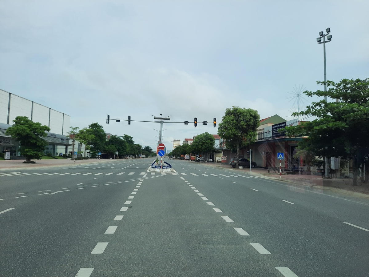 Đường phố vắng bóng người sau 4 tiếng đồng hồ thiết lập cách ly.