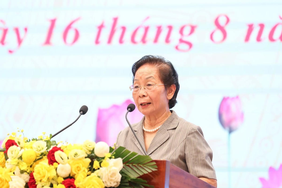 Bà Nguyễn Thị Doan, nguyên Phó Chủ tịch nước, Chủ tịch Hội Khuyến học Việt Nam phát biểu tại Hội nghị. Ảnh: Quang Vinh.