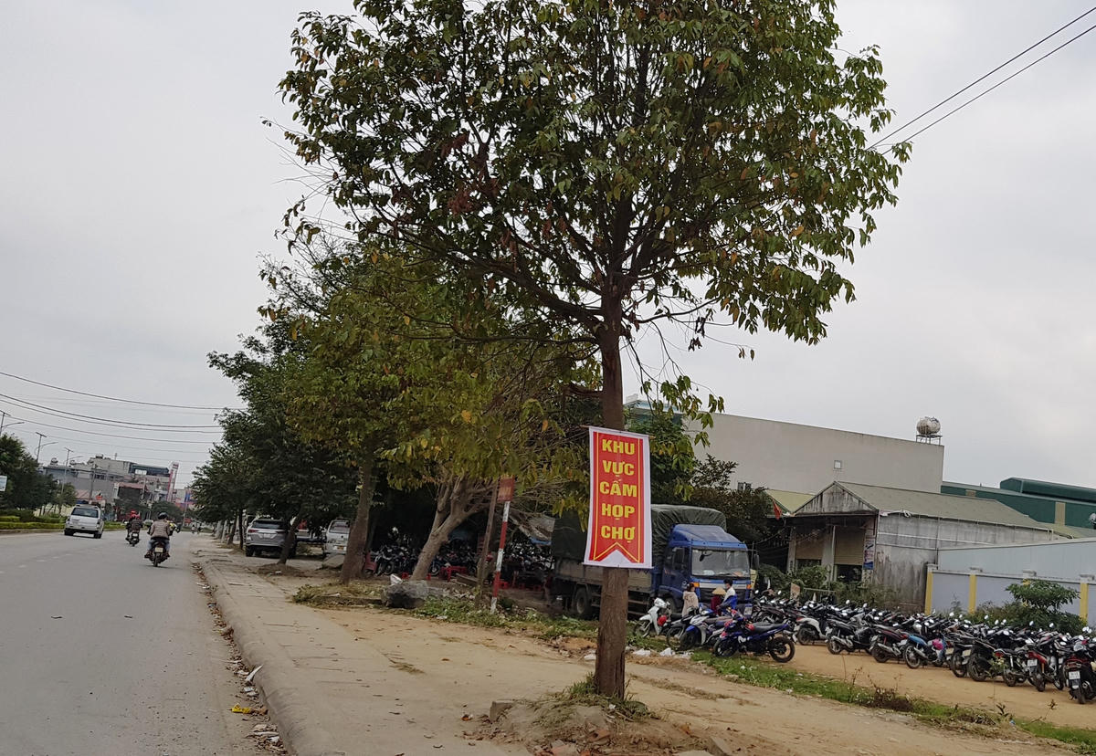 Vỉa hè và lòng đường Ql 45, đoạn qua xã Định Long - Định Liên đã thông thoáng trở lại.
