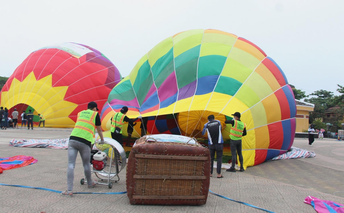 Một khinh khí cầu đang chuẩn bị bay trên bầu trời phố cổ Hội An.