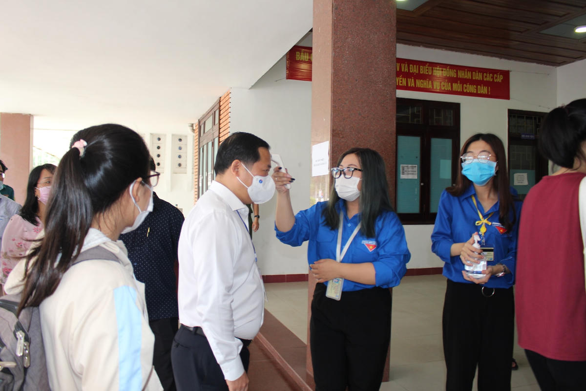 Ông Nguyễn Phi Long, Chủ tịch UBND tỉnh, Chủ tịch Ủy ban bầu cử tỉnh Bình Định thực hiện các yêu cầu về phòng, chống dịch tại điểm bỏ phiếu trường ĐHQN. 