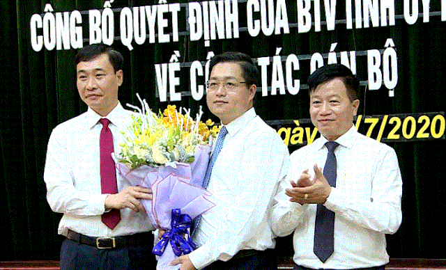 Ông Nguyễn Nhân Chinh (thứ hai từ phải) trong ngày nhận quyết định điều động, chỉ định làm Bí thư Thành ủy Bắc Ninh - Ảnh: TTCP