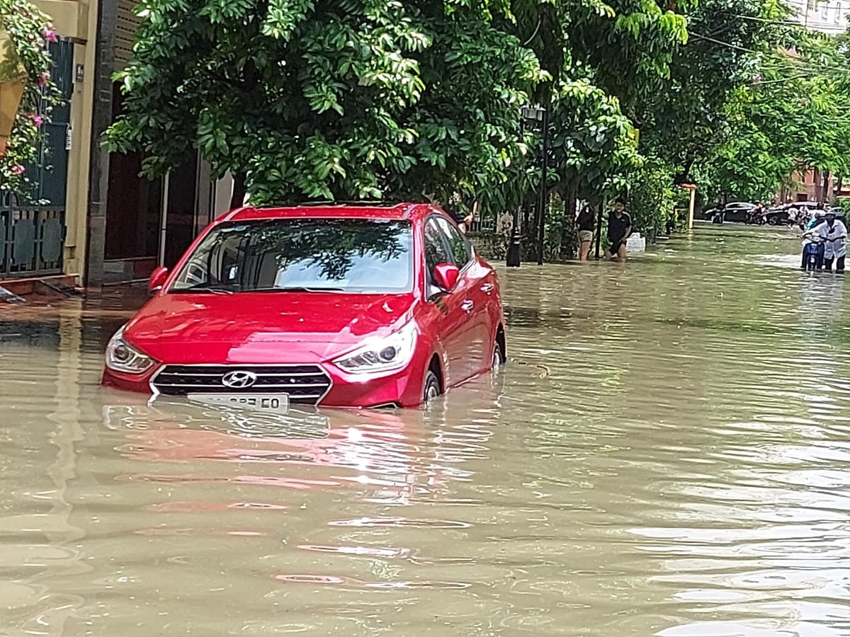 Xe ô tô đỗ bên đường sắp hóa tàu ngầm khi bị ngập trong biển nước.
