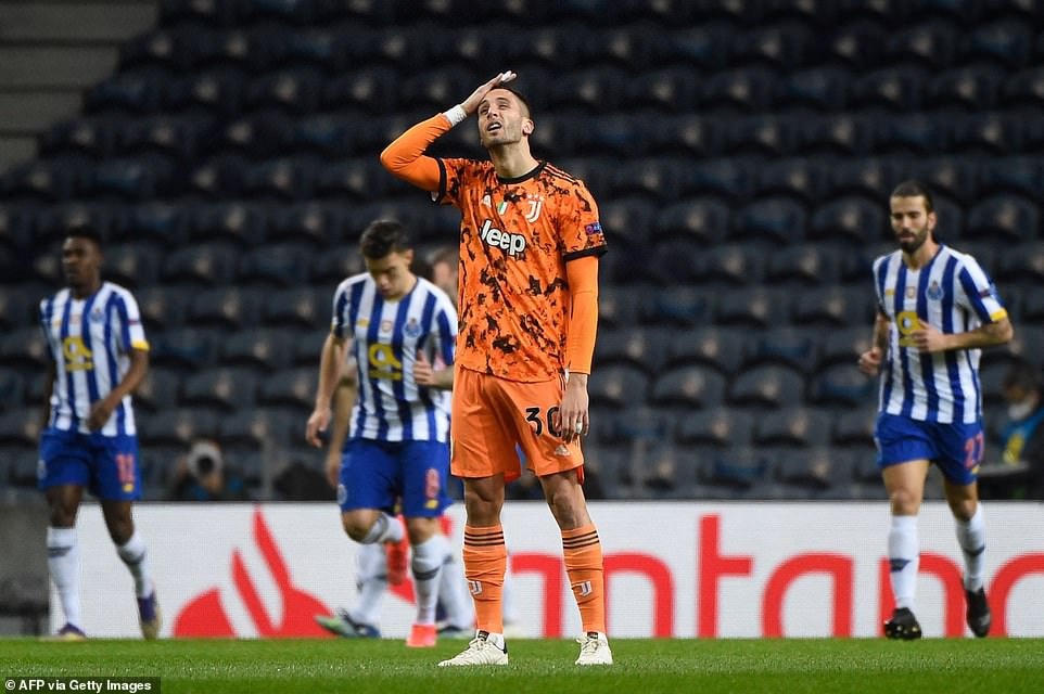 Bentancur mắc sai lầm với đường chuyền về bất cẩn, để Porto mở tỷ số ngay phút thứ 2.