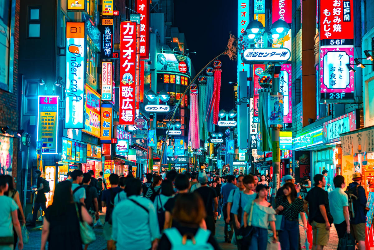 Con đường Shibuya nổi tiếng chật kín người đi lại ở thủ đô Tokyo. Ảnh: Unsplash.