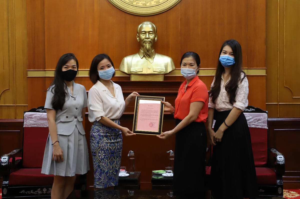 Phó Chủ tịch Trương Thị Ngọc Ánh trao thư cảm ơn của UBTƯ MTTQ Việt Nam đến Team SaffaronQueen.
