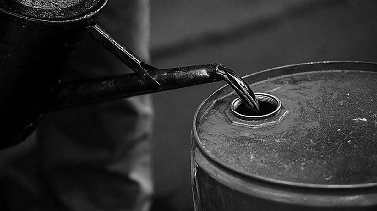 Dự báo giá dầu mỏ vẫn không tăng trong năm 2021 do nhu cầu đi lại vẫn giảm và các phương tiện giao thông xanh sẽ nhiều hơn.