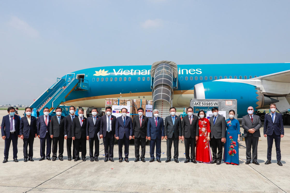 Chủ tịch Quốc hội Vương Đình Huệ và các đại biểu tại lễ bàn giao. Ảnh: Quang Vinh.